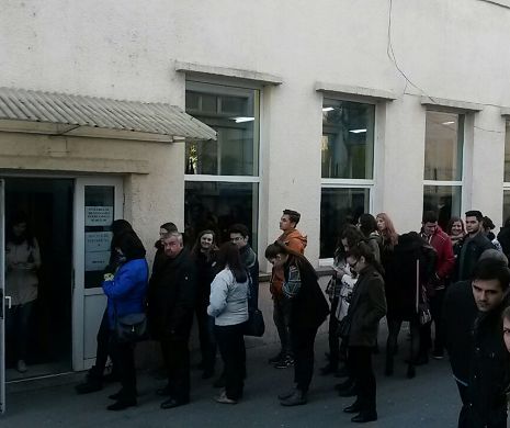 Cozi la secțiile de votare. Pentru a VOTA studenții așteaptă și câte 40 de minute
