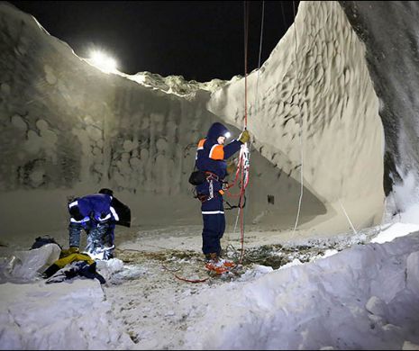Craterul MISTERIOS din Siberia, prima expediţie. IMAGINI din interior