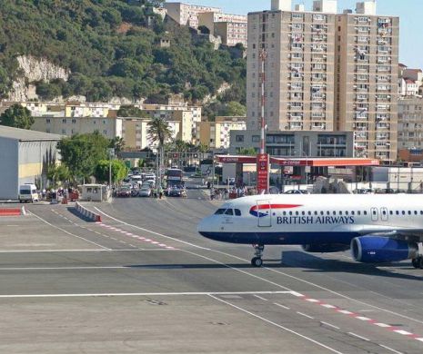 Cu AEROPORTUL în mijlocul drumului. Cum stau maşinilie din Gibraltar la BARIERĂ ca să treacă avionul | GALERIE FOTO şi VIDEO