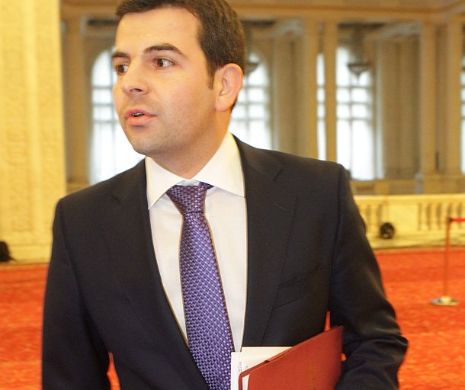 Daniel Constatin nu mai ascultă de Dan Voiculescu: "Singurul român pe care îl ajută real suspendarea lui Băsescu e chiar Băsescu"