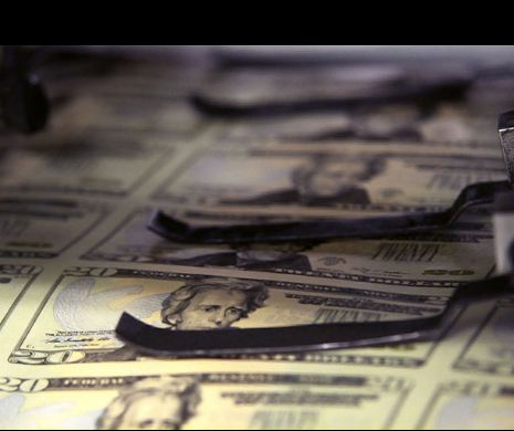 DOLARUL nu se mai OPREŞTE