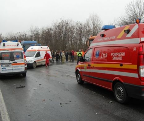 IMAGINI CUTREMURĂTOARE de la accidentul rutier în care patru tineri s-au răsturnat cu maşina