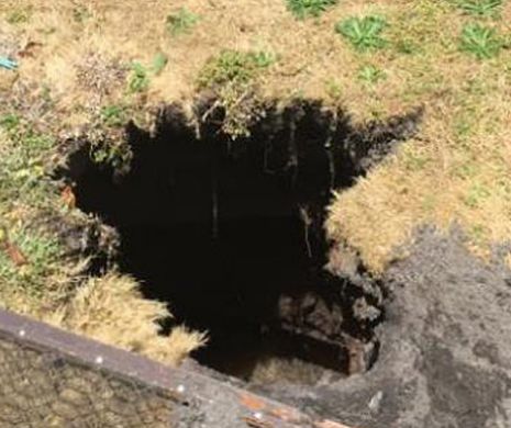 ÎNGHIȚITĂ de pământ. O femeie a căzut într-o groapă formată din SENIN în curtea case | VIDEO