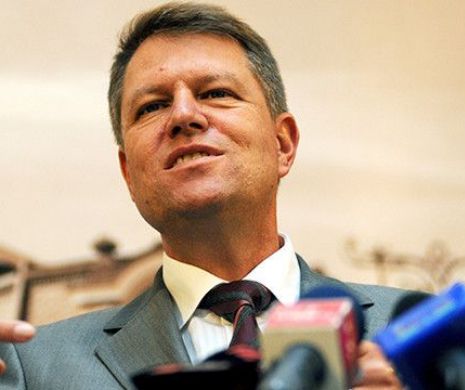 Iohannis jignește Realitatea TV, în studioul Realității TV: Cosmin Gușă îi dă o bilă neagră.