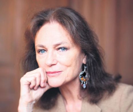 Jacqueline Bisset: „Toți încearcă, prin orice mijloace, să fie sexy. Sună aproape ca o comedie”