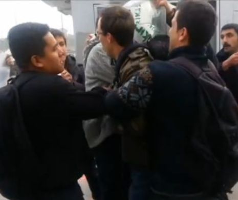 Marinari americani, ATACAŢI ŞI BĂTUŢI la Istanbul: "Ucigaşilor, plecaţi acasă!" | VIDEO şocant