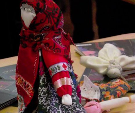Meşteşugul păpuşilor din cârpă a fost împărtăşit şi copiilor români de artista Natalia Ovsienko, la Master-Class-ul de la Muzeul Satului