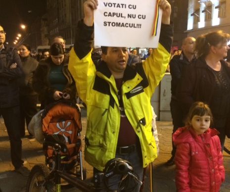 Miting în Piața Operei din Timișoara. Sute de oameni scandează anti - Ponta I GALERIE FOTO - VIDEO
