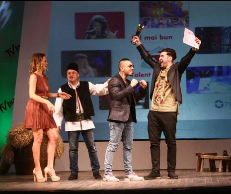 Momente inedite la Premiile TV Mania: Smiley a aruncat pălinca pe scenă!