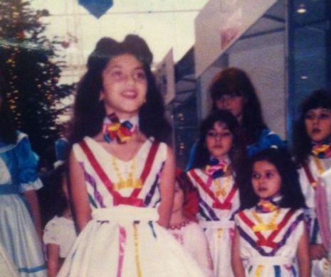 O binecunoscuta cantareata era vedeta clasei încă din scoala!