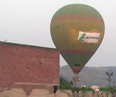 PANICĂ în India. Oficialii au fost şocaţi să vadă un BALON uriaş coborând din cer în incinta închisorii | VIDEO
