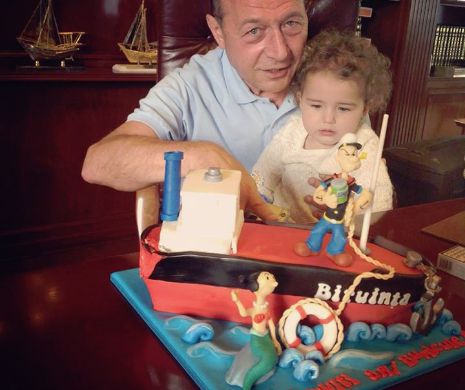 Poza postata de Elena Băsescu cu șeful statului și Sofia Anais, aproape 70.000 de like-uri pe Facebook