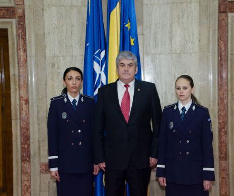 PREMIERĂ. Soțiile a doi POLIȚIȘTI DECEDAȚI ÎN MISIUNE au fost angajate în MAI. Gabriel Oprea:„Niciodată nu ne lăsăm oamenii în urmă!”