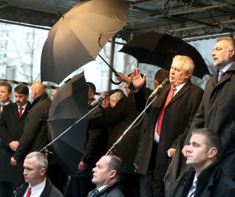 Preşedintele german, lovit în cap la Praga cu un ou ce-l avea ca ţintă pe omologul său ceh