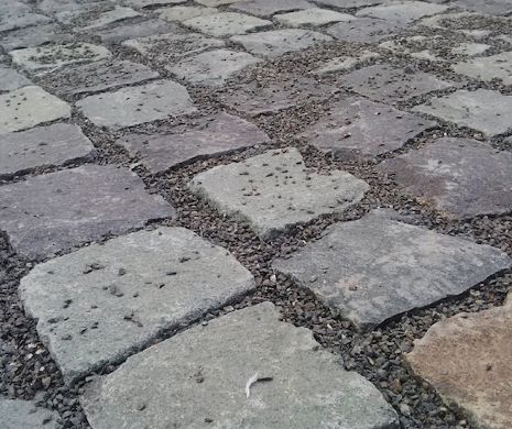 Primarul Robu  A ÎNSEMNAT cu un marker PIETRELE bune pentru pavajul  din centrul orașului
