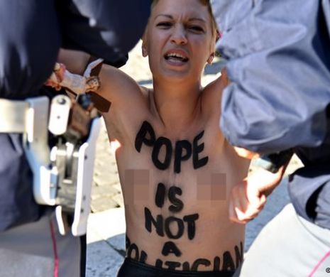Protest la sânii goi, la Vatican, împotriva vizitei Papei Francisc în Parlamentul European