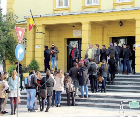 Provincialii și durii din Ferentari au stat la coadă să-și aleagă președintele.