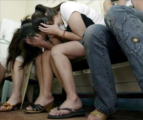 PROXENEȚII CU BURSĂ SOCIALĂ care RĂPEAU MINORE. Fetele erau BĂTUTE, VIOLATE și obligate să se prostitueze