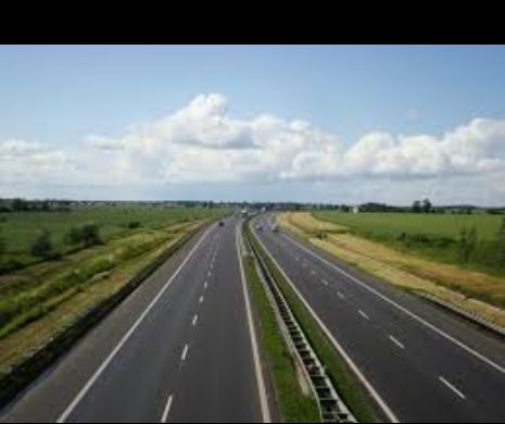 RESTRICȚII DE CIRCULAȚIE pe A1: O placă s-a desprins din drum