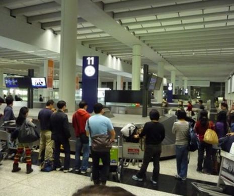 Scene de GROAZĂ. Un bărbat complet DEZBRĂCAT a căzut prin acoperişul unui aeroport şi a atacat un PENSIONAR