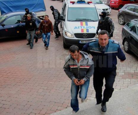 ”Teroriștii cu ranga” din Dolheștii Mari. Trei frați au fost trimiși în judecată după ce au distrus un bar și au băgat în comă un consătean