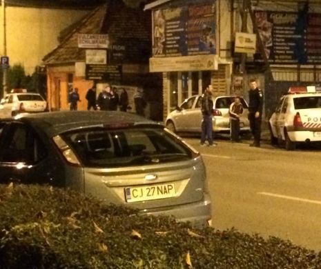 Țiganii s-au bătut cu topoarele în centrul CLUJULUI. Polițiștii au INTERVENIT cu o mașină STRICATĂ