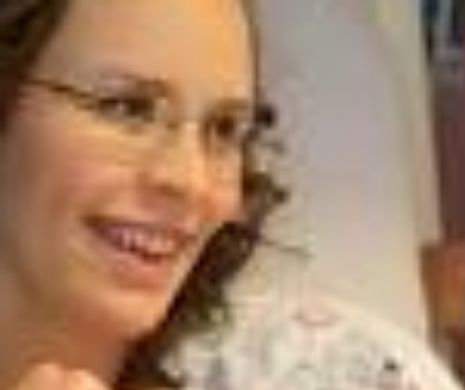 Un băiețel de trei ani și-a omorât mama cu o rafală de pistol-mitralieră