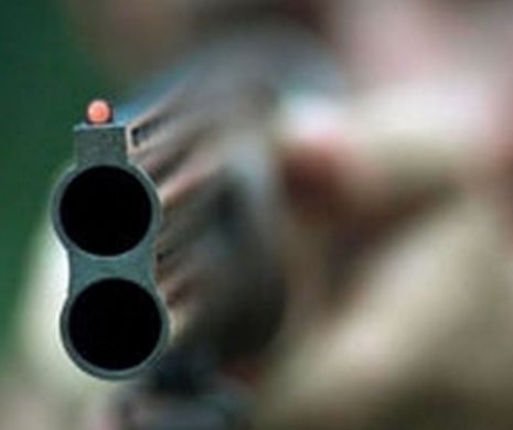 Un bătrânel şi-a omorât  soţia şi a tras mai multe gloanţe către fiica sa şi iubitul ei