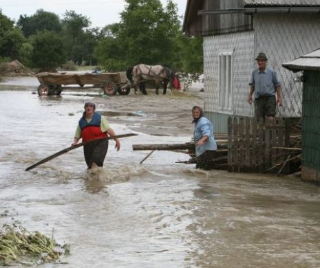 BILANŢUL INUNDAŢIILOR: Oameni EVACUAŢI cu barca din calea apelor, 1.400 de localităţi lovite de ape şi peste 60 care distruse