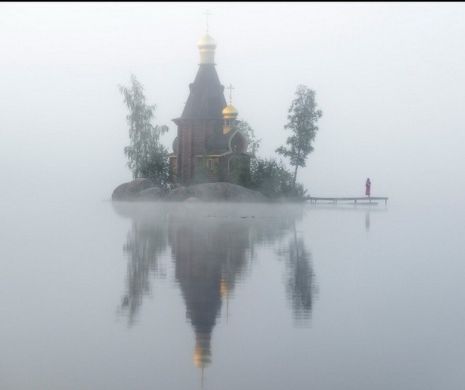 Bisericuţa de pe insulă. O perspectivă superbă în care Dumnezeu pare mai aproape de oameni | GALERIE FOTO
