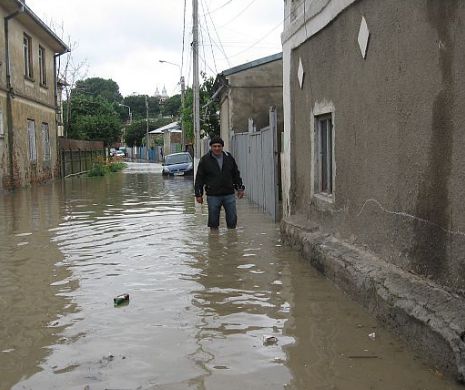 BLESTEMUL APELOR. O comună inundată a cincea oară în anul acesta
