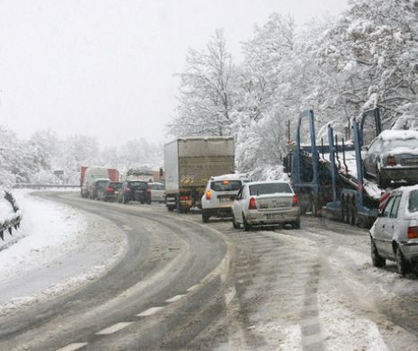 Circulaţie îngreunată pe DN 1. Se circulă cu viteză redusă pe mai multe tronsoane. Ce li se recomandă şoferilor