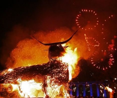 Cum sărbătoresc alții Anul Nou. Scoțienii aprind suluri de smoală pe care le rostogolesc pe străzi, iar japonezii merg la templu unde ascultă 108 lovituri de gong