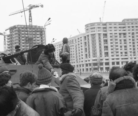 Diversiunile din decembrie 89. ”Teroristul” arătat țării și bomba de la TVR, ciungul de la Radio și pușcașul de pe macaraua din Piața Victoriei