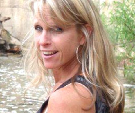 Două surori gemene s-au păruit pentru un vibrator