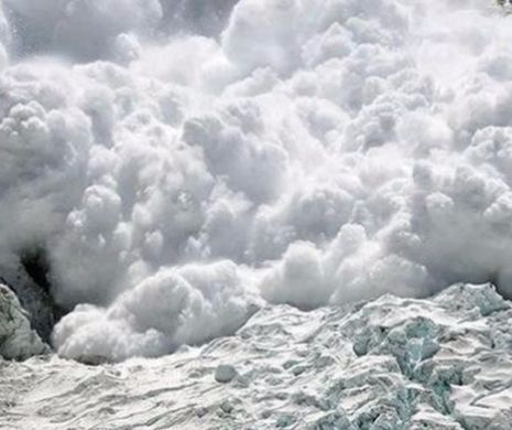 Drum naţional blocat din cauza unei avalanşe. Zeci de oameni sunt izolaţi