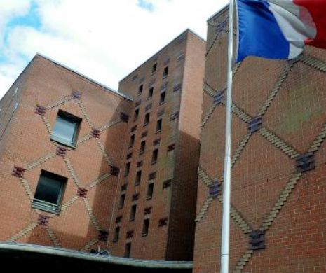 FRANȚA. Un român, prins la furat, a încercat să muște un polițist de organele genitale