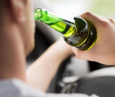 Handicapat la un braț conducea cu 150 km/h având o bere în cealaltă mână și a accidentat un polițist