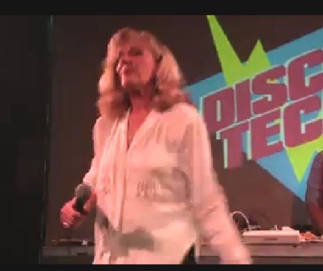 La 65 de ani, Stela Enache i-a făcut pe tinerii din Club să danseze