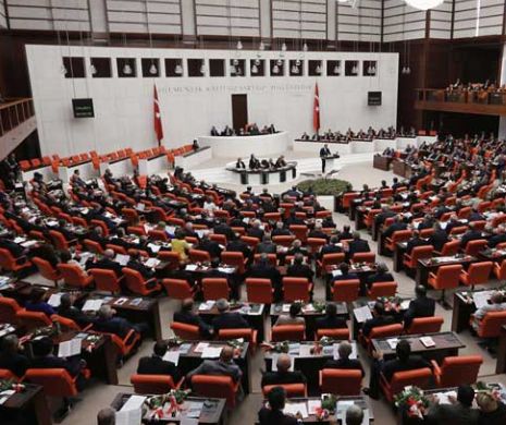 Lege controversată. Cum vrea Partidul Justiției și Dezvoltării să controleze justiția din Turcia
