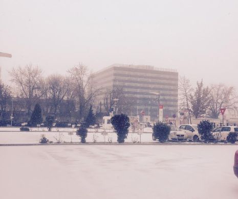 NINGE CA ÎN POVEŞTI ÎN CAPITALĂ. Străzile au fost acoperite fulgi de zăpadă