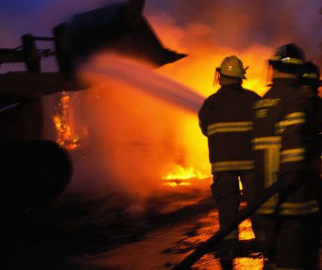O mașină a fost INCENDIATĂ intenţionat la Hunedoara