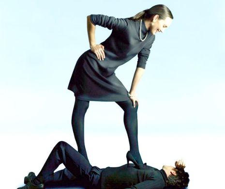 Opt semne că te ține sub papuc