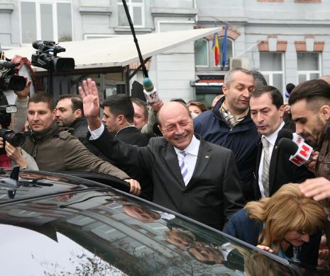 Preşedintele Traian Băsescu a decorat foşti, actuali consilieri prezidenţiali şi angajaţi ai Administraţiei Prezidenţiale