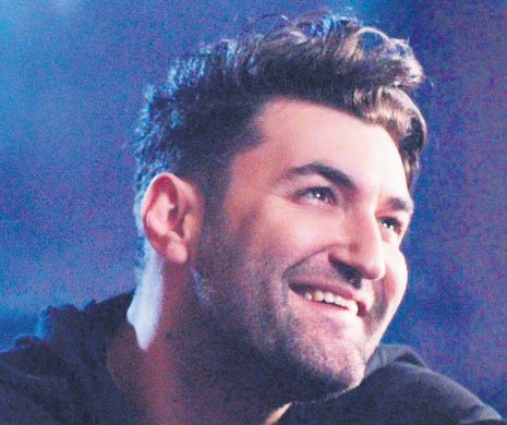 Smiley stă degeaba, dar îi merge treaba