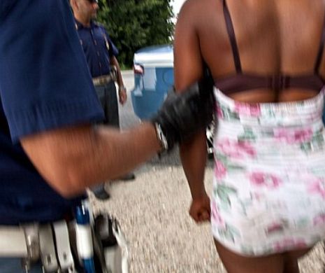 Soți PROXENEȚI. Cum a devenit prostituția o afecere ”de familie”
