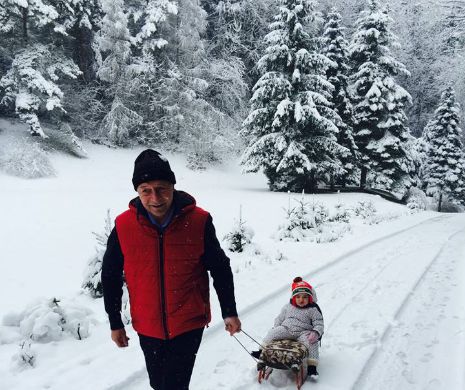 Traian Băsescu, "un bunic tracțiune". La săniuș cu nepoata și soția