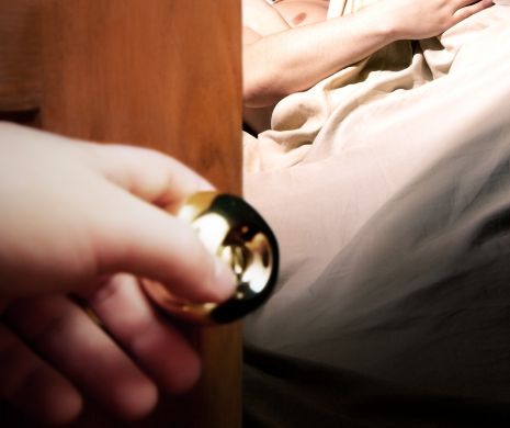 Triunghi amoros BIZAR. Un bărbat a avut un ŞOC când a văzut cu cine şi-a prins SOŢIA în pat