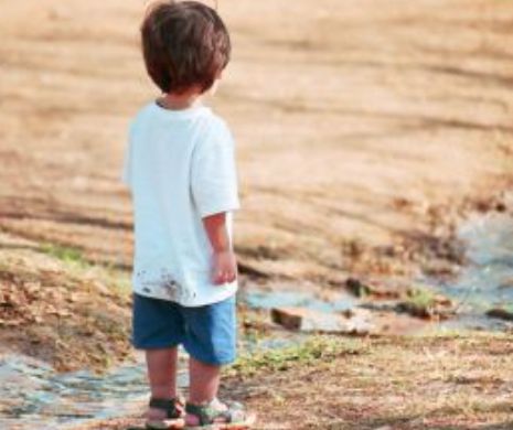 Un bebe se plimba singur pe stradă, printre mașini