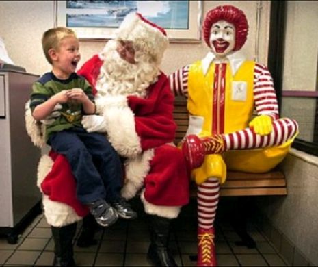 Un Moș Crăciun PEDOFIL angajat de Mc Donald’s să țină COPIII în POALĂ
